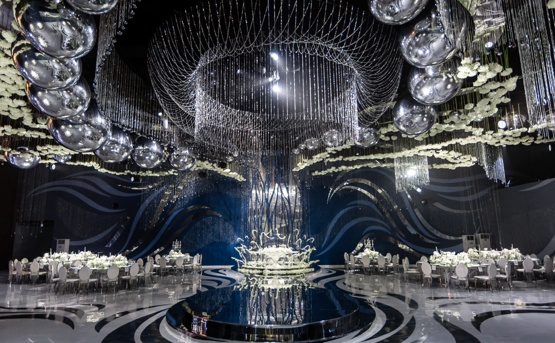 Невеста в роскошных свадебных декорациях синего цвета