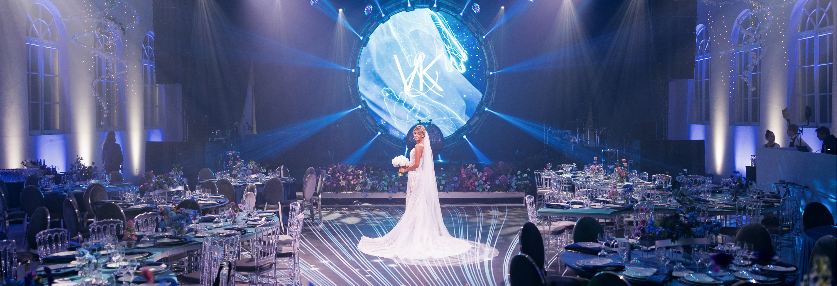 Молодожены держатся за руки