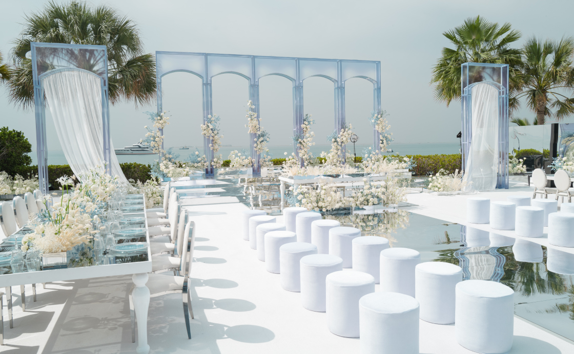 Белый рояль на берегу Персидского залива