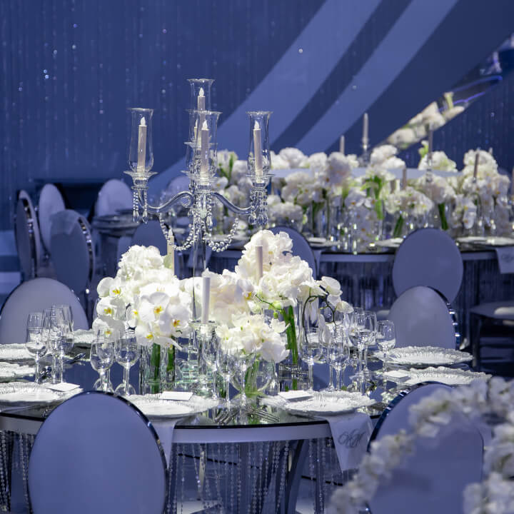 Красивый декор мест для гостей с использованием белых канделябров и  живых белых цветов