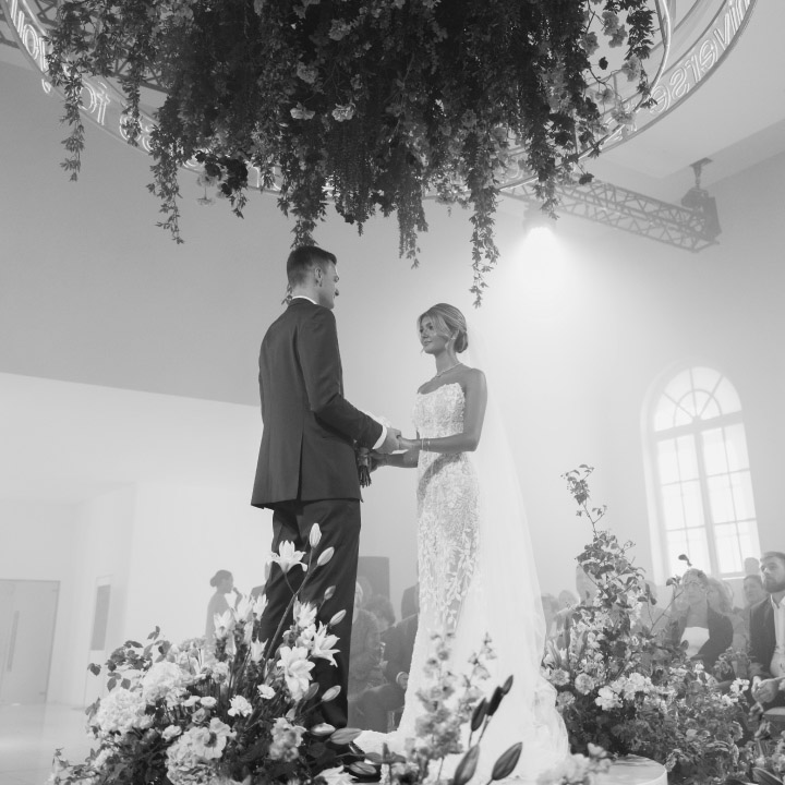 Молодожены держатся за руки