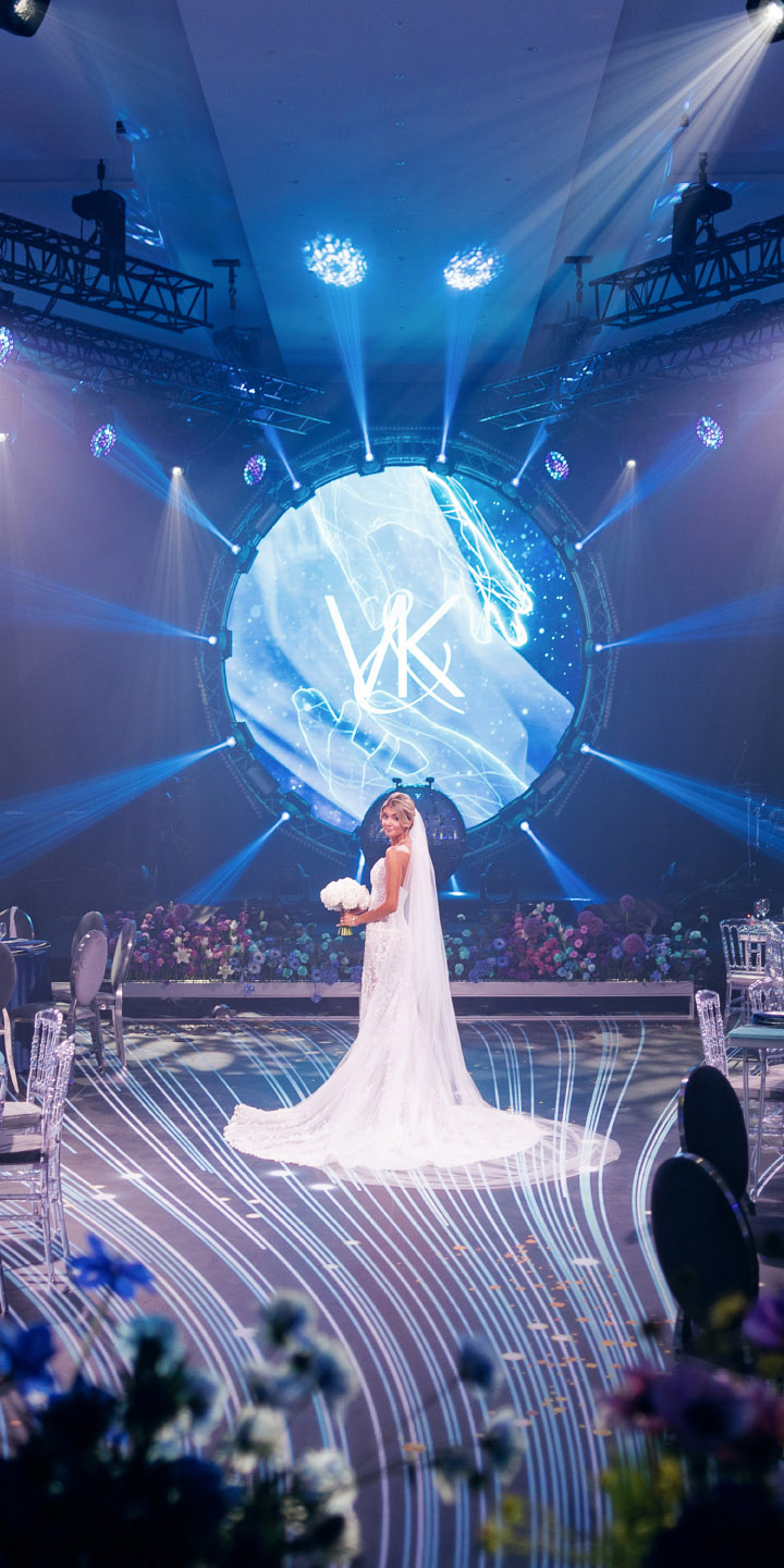 Невеста на фоне роскошного свадебного декора