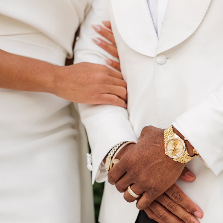 Невеста держится за жениха