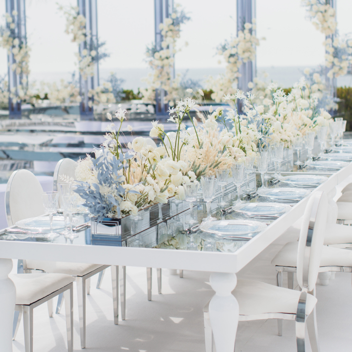 Бело-голубой свадебный декор столов на свадьбе