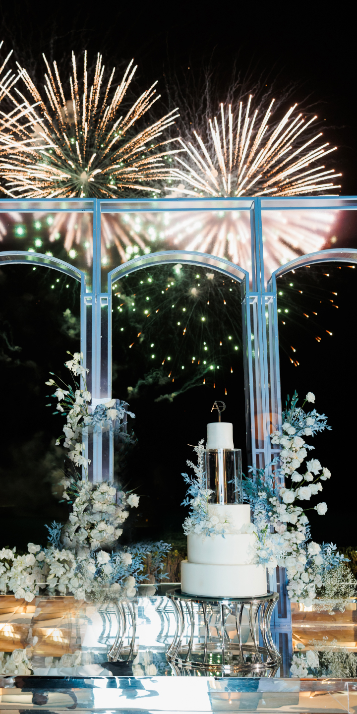 Большой свадебный тор на фоне салютов