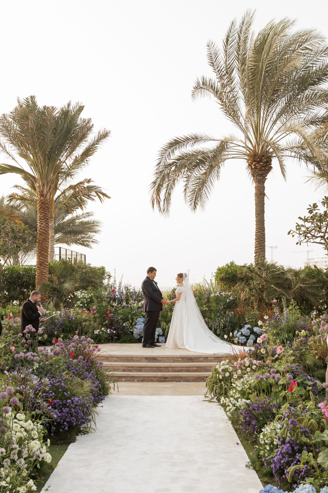 Молодожены держутся за руки